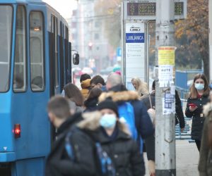 30.11.2020., Zagreb - Okretiste tramvaja Ljubljanica. Kako se provode nove mjere u ZET-ovim vozilima te kako se rijesavaju zahtjevi da popunjenost da ne smije prelaziti 40 posto, osobito u vrijeme jutarnje guzve. Photo: Sanjin Strukic/PIXSELL