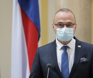 30.11.2020., Zagreb - Ministar vanjskih i europskih poslova Gordan Grlic Radman sastao se s talijanskim kolegom Luigijem Di Maiom uoci odrzavanja cetvrte sjednice Koordinacijskog odbora ministara vlada Republike Hrvatske i Talijanske Republike te su potpisali Zajednicke izjave i odrzali konferenciju za medije.
Photo: Robert Anic/PIXSELL