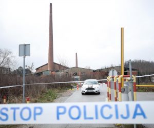 30.12.2020., Zagreb - Potres jacine 6.2 po Richteru sa epicentrom 47 kilometara jugoistocno od Zagreba, odnosno 3 kilometra od Petrinje zadesio je Hrvatsku. Dimnjaci ciglane na Crnomercu vidno su osteceni od potresa, te prijete urusavanjem. Policija, zastitari i komunalni redari osiguravaju podrucje oko ciglane. 
Photo: Goran Stanzl/PIXSELL