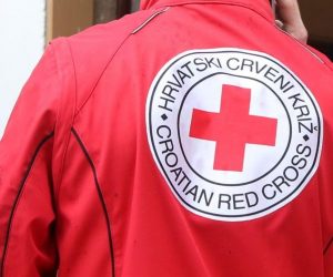 30.12.2020., Sibenik - Crveni kriz i clanovi navijacke udruge Funcuti preuzimaju donirane potrepstine te ih sortiraju, pakiraju i ukrcavaju u kamion koji humanitarnu pomoc odvozi u potresom pogodjena podrucja. 
Photo: Dusko Jaramaz/PIXSELL