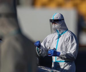 31.10.2020., Zagreb - Drive in testiranje na koronavirus na novotvorenom centru na ZG Velesajmu. Unatoc vecoj guzvi za testiranje, testiranje ide  brzo. U protekla 24 sata zabiljezeno je 2.769 novih slucajeva pa je broj trenutno oboljelih (aktivnih slucajeva) u Hrvatskoj danas 15.952. Među njima je 1.049 pacijenta na bolnickom lijecenju, od toga su na respiratoru 82 pacijenta. U protekla 24 sata testirana je 8.741 osoba. Photo: Zeljko Lukunic/PIXSELL