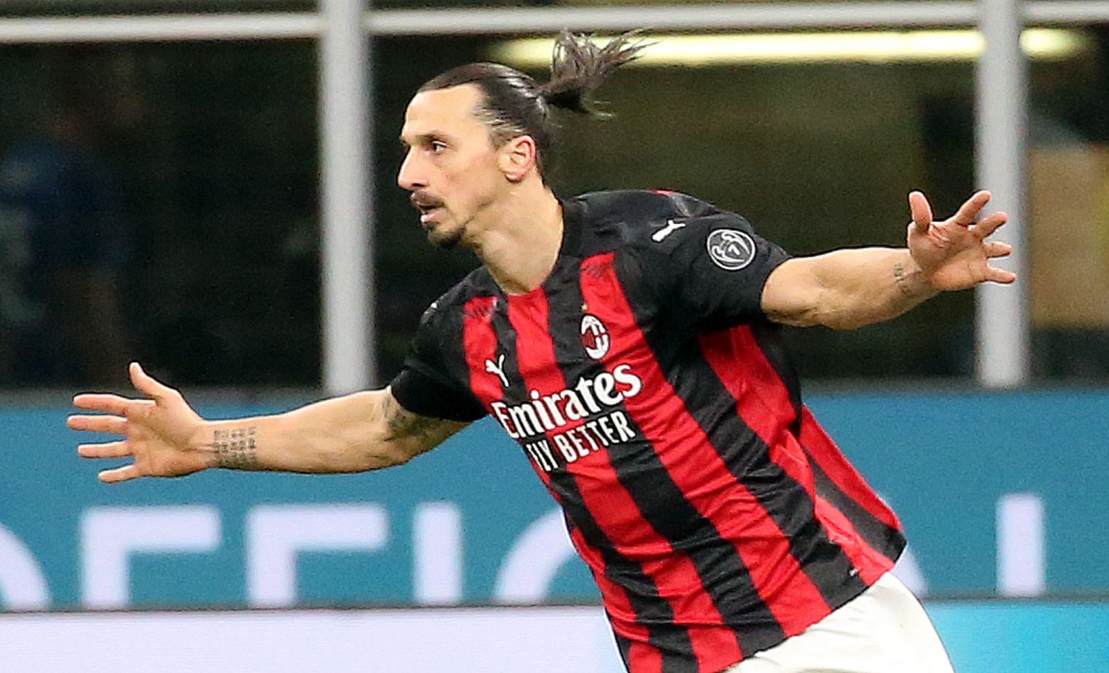 epa08967384 AC Milan's Zlatan Ibrahimovic jubilates after scoring the 0-1 during the Italian cup quarter-final soccer match between FC Inter and AC Milan at Giuseppe Meazza stadium in Milan, Italy, 26 January 2021.  EPA/MATTEO BAZZI