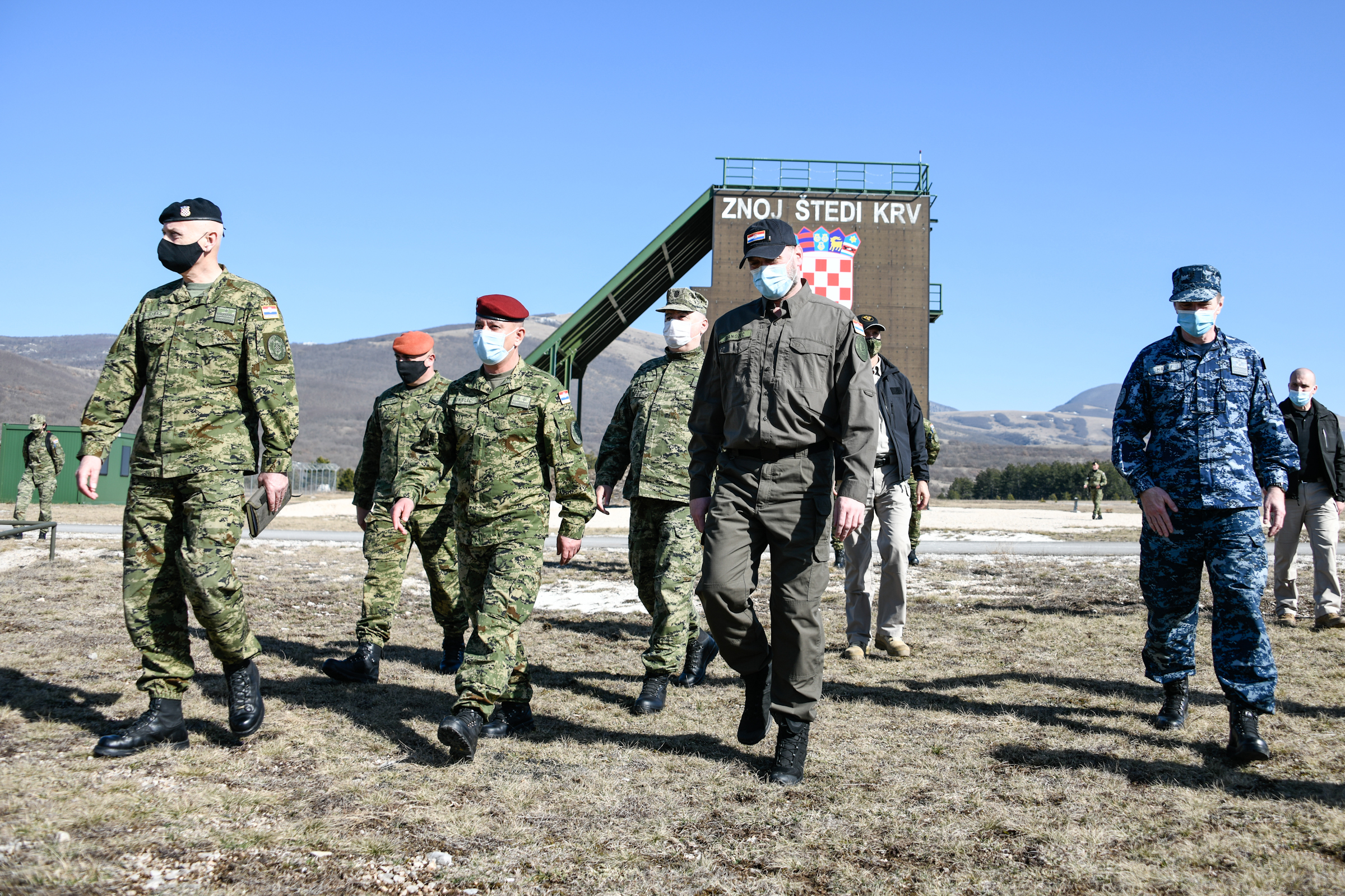 Ministar obrane Mario Banožić i načelnik GS OSRH admiral Robert Hranj sa suradnicima posjetili su u utorak, 23. veljače zimski kamp kadeta 17. naraštaja vojno studijskih programa Vojno vođenje i upravljanje i Vojno vođenje u vojarni "Josip Jović" u Udbini | Foto: MORH / F. Klen