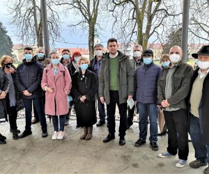 Karlovac, 24.1.2021.- Nova ljevica osnovala je podrunicu u Karlovcu, a za predsjednika je izabran Dimitrije Biraè, koji je, kako su u nedjelju priopæili iz te stranke, primjer istrajne borbe za javni interes. Potujuæi protuepidemijske mjere, karlovaèka podrunica Nove ljevice osnovana je u subotu, na otvorenom, u paviljonu sredinjeg karlovaèkog gradskog parka, uz sudjelovanje predsjednice stranke Ivane Kekin i potpredsjednice i saborske zastupnice Nove ljevice Rade Boriæ. 
foto HINA/ Mladen VOLARIÆ/ ua