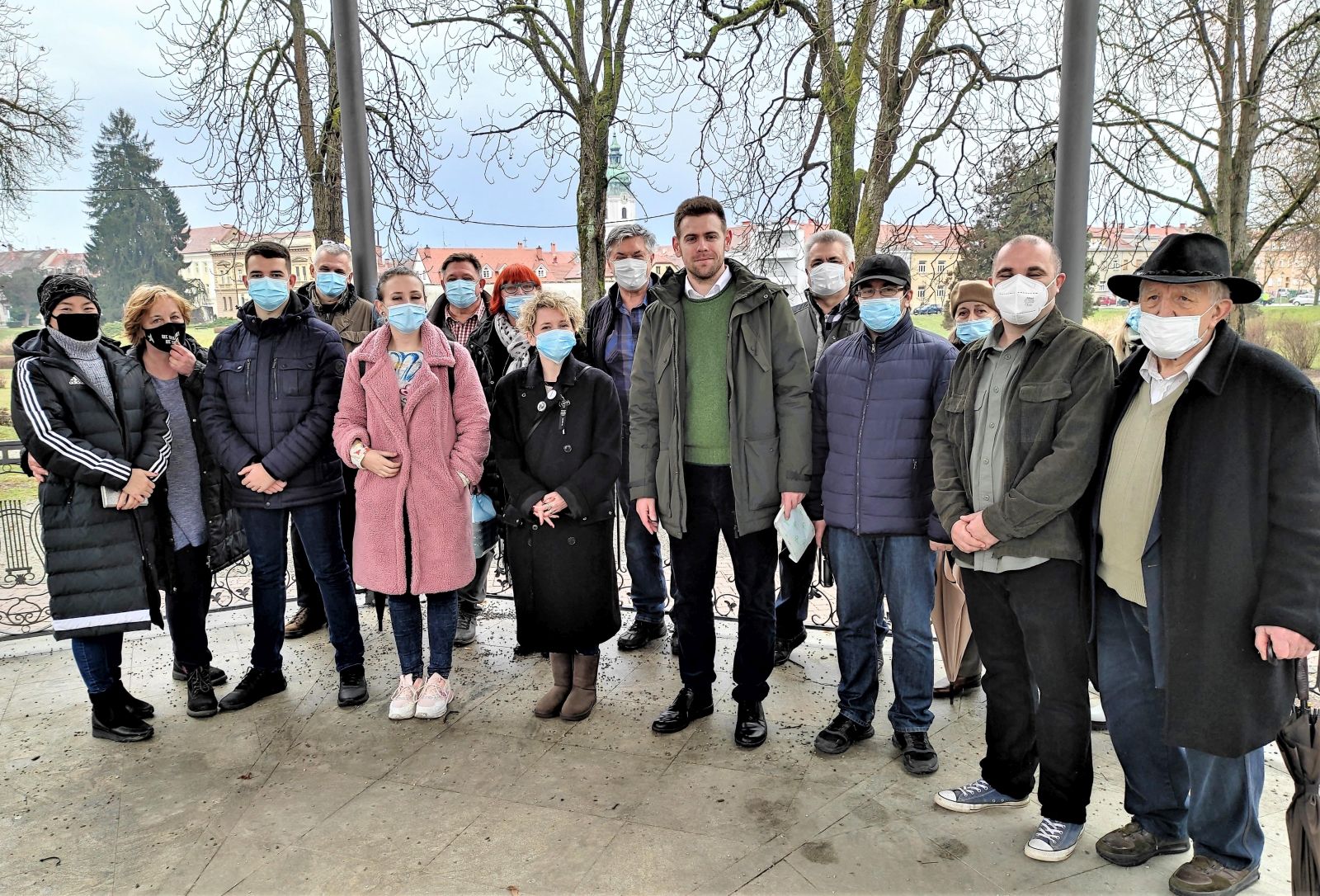 Karlovac, 24.1.2021.- Nova ljevica osnovala je podrunicu u Karlovcu, a za predsjednika je izabran Dimitrije Biraè, koji je, kako su u nedjelju priopæili iz te stranke, primjer istrajne borbe za javni interes. Potujuæi protuepidemijske mjere, karlovaèka podrunica Nove ljevice osnovana je u subotu, na otvorenom, u paviljonu sredinjeg karlovaèkog gradskog parka, uz sudjelovanje predsjednice stranke Ivane Kekin i potpredsjednice i saborske zastupnice Nove ljevice Rade Boriæ. 
foto HINA/ Mladen VOLARIÆ/ ua
