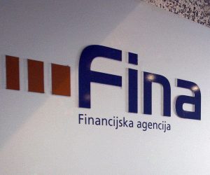 Zagreb, 12.02.2013 -  Financijska agencija (Fina) u dananjem priopæenju pojanjava da ta agencija ovrhu na novèanim sredstvima po raèunima kod banaka provodi na temelju Zakona o provedbi ovrhe na novèanim sredstvima i Ovrnog zakona, poèevi od 1. sijeènja 2011. godine, te u postupku provedbe ovrhe ne postupa samovoljno i arbitrarno, veæ iskljuèivo prema strogo formalnim odredbama navedenih zakona. Arhivska fotografija od 16.11.2011. godine prikazuje logo financijske agencije - Fine u Zagrebu. 
foto FaH/ Damir SENÈAR/ ik