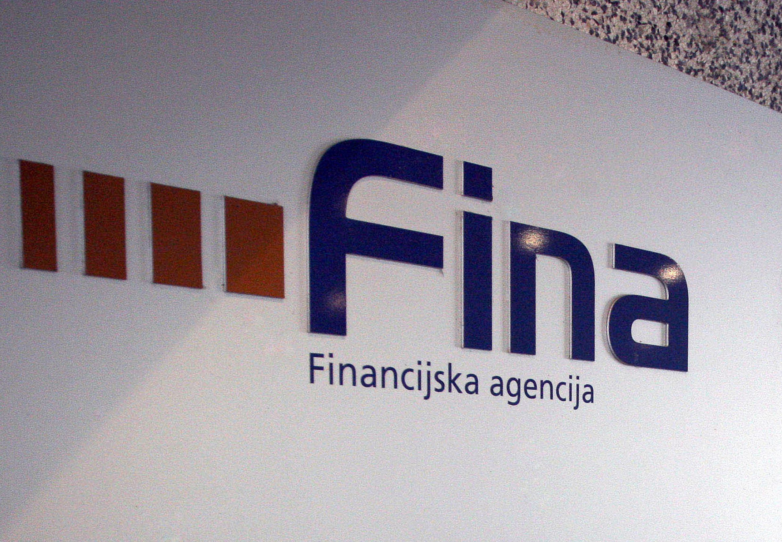 Zagreb, 12.02.2013 -  Financijska agencija (Fina) u dananjem priopæenju pojanjava da ta agencija ovrhu na novèanim sredstvima po raèunima kod banaka provodi na temelju Zakona o provedbi ovrhe na novèanim sredstvima i Ovrnog zakona, poèevi od 1. sijeènja 2011. godine, te u postupku provedbe ovrhe ne postupa samovoljno i arbitrarno, veæ iskljuèivo prema strogo formalnim odredbama navedenih zakona. Arhivska fotografija od 16.11.2011. godine prikazuje logo financijske agencije - Fine u Zagrebu. 
foto FaH/ Damir SENÈAR/ ik