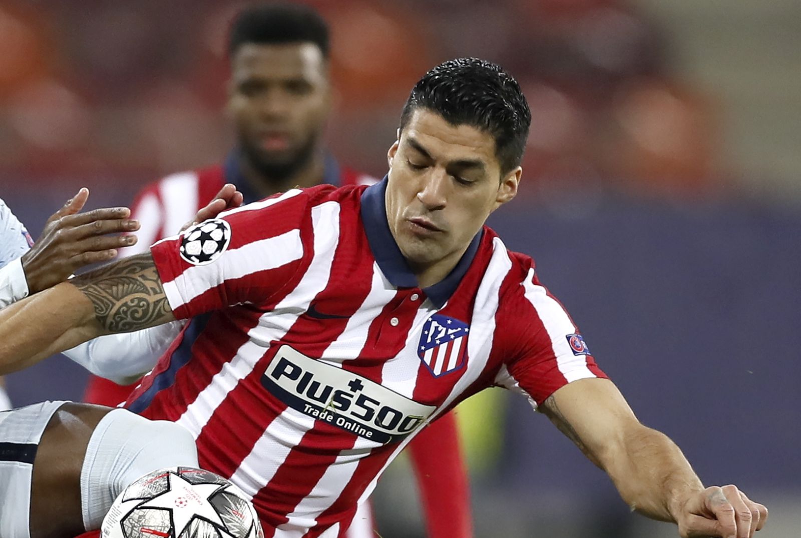 epa09032642 Atletico's Luis Suarez (R) in action against Chelsea’s Tammy Abraham (L) during the UEFA Champions League round of 16, first leg soccer match between Atletico Madrid and Chelsea FC in Bucharest, Romania, 23 February 2021.  EPA/ROBERT GHEMENT