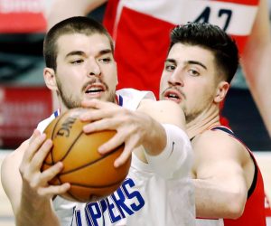 epa09033017 Los Angeles Clippers center Ivica Zubac (L) in action against Washington Wizards guard Raul Neto (R) during the first quarter of the NBA basketball game between the Washington Wizards and the Los Angeles Clippers at the Staples Center in Los Angeles, California, USA, 23 February 2021.  EPA/ETIENNE LAURENT SHUTTERSTOCK OUT