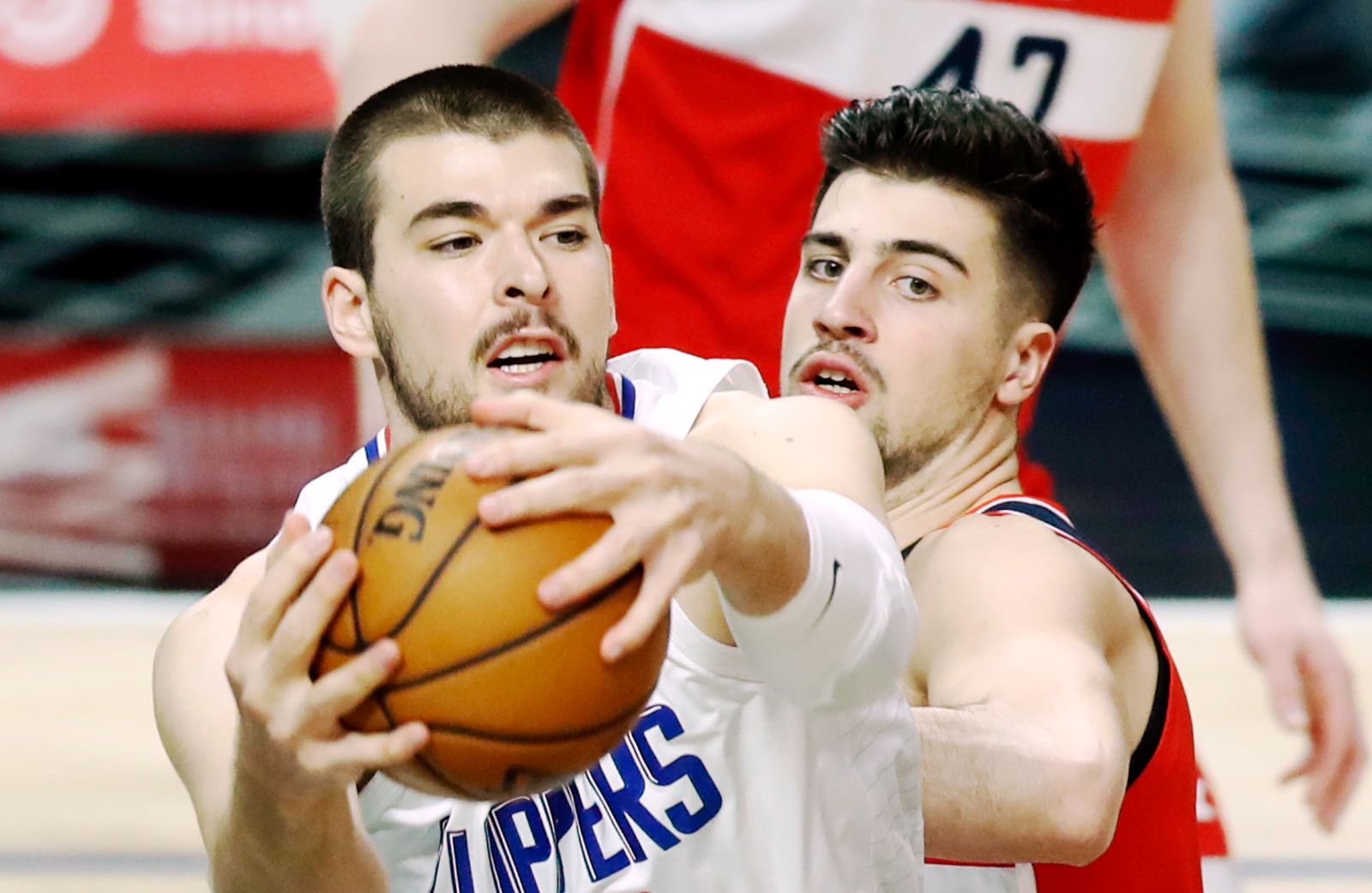 epa09033017 Los Angeles Clippers center Ivica Zubac (L) in action against Washington Wizards guard Raul Neto (R) during the first quarter of the NBA basketball game between the Washington Wizards and the Los Angeles Clippers at the Staples Center in Los Angeles, California, USA, 23 February 2021.  EPA/ETIENNE LAURENT SHUTTERSTOCK OUT