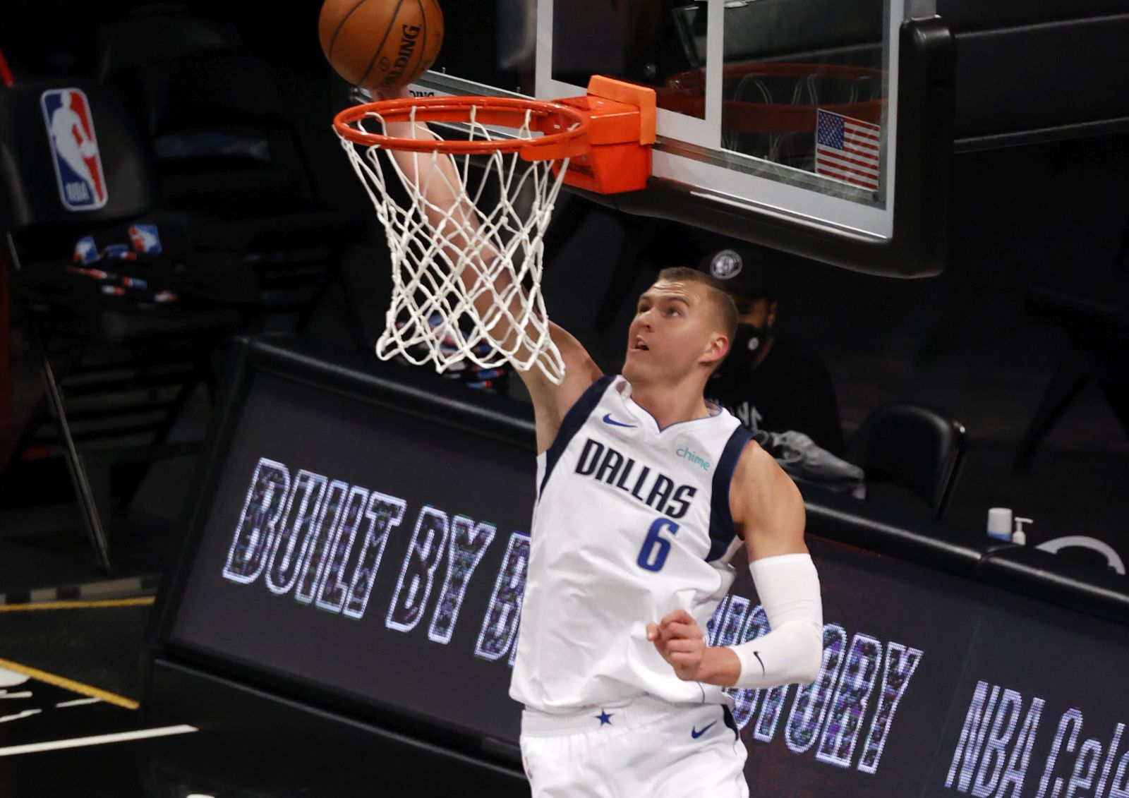 epa09041664 Dallas Mavericks center Kristaps Porzingis prepares to dunk the ball against the Brooklyn Nets during the NBA basketball game between the Dallas Mavericks and the Brooklyn Nets at the Barclays Center in Brooklyn, New York, USA, 27 February 2021.  EPA/JASON SZENES SHUTTERSTOCK OUT