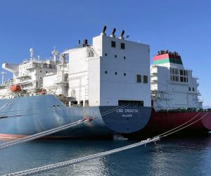 Rijeka, 2.3.2021.- Brod za prijevoz ukapljenog prirodnog plina "Adam LNG", koji æe isporuèiti oko 145 tisuæa prostornih metara ukapljenog prirodnog plina za Hrvatsku elektroprivredu (HEP) doplovio je do LNG terminala u Omilju na kojemu traje prekrcaj i uplinjavanje dobavljenog plina, doznaje se u utorak iz tvrtke LNG Hrvatska.
foto HINA/ LNG Hrvatska/ ua