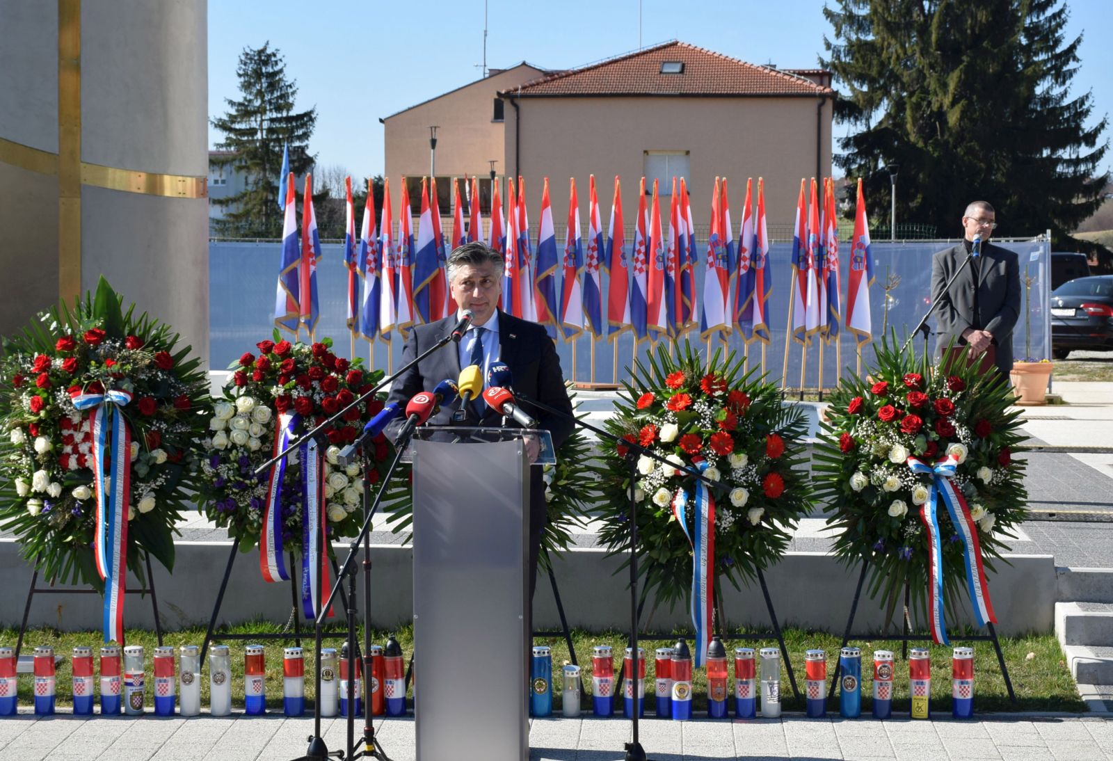 Pakrac, 2.3.2021.- Predsjednik Vlade RH Andrej Plenkoviæ sudjelovao je u Pakracu na obiljeavanju 30. obljetnice 1./2. oujka 1991. godine, poèetka Domovinskog rata u Hrvatskoj. Prigodni program poèeo je polaganjem vijenaca i paljenjem svijeæa ispred Spomen-obiljeja hrvatskim braniteljima. 
foto HINA/ Igor KOKORU/ ua