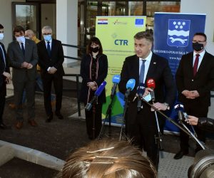 Slavonski Brod, 02.03.2021. - Predsjednik Vlade Andrej Plenković posjetio je i razgledao novu zgradu pedijatrije Doma zdravlja u Slavonskom Brodu. Na fotografiji Andrej Plenković.
foto HINA/ ml