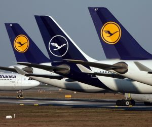 epa09050635 (FILE) Lufthansa passenger planes parked at Frankfurt airport's northern runway in Frankfurt, Germany, 25 March 2020 (reissued 04 March 2021). Lufthansa Group in a statement on 04 March 2021 reported a 5.5 billion euro operating loss in 2020, mostly due to the ongoing coronavirus Covid-19 pandemic.  EPA/MAURITZ ANTIN *** Local Caption *** 56475375