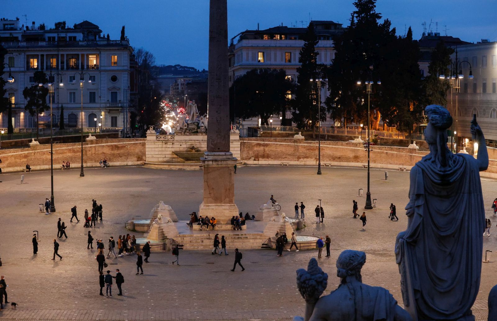 epa09054732 People wearing a protective facemask enjoy piazza del Popolo amid the Covid-19 Coronavirus pandemic, in Rome, Italy, 05 March 2021.  EPA/GIUSEPPE LAMI