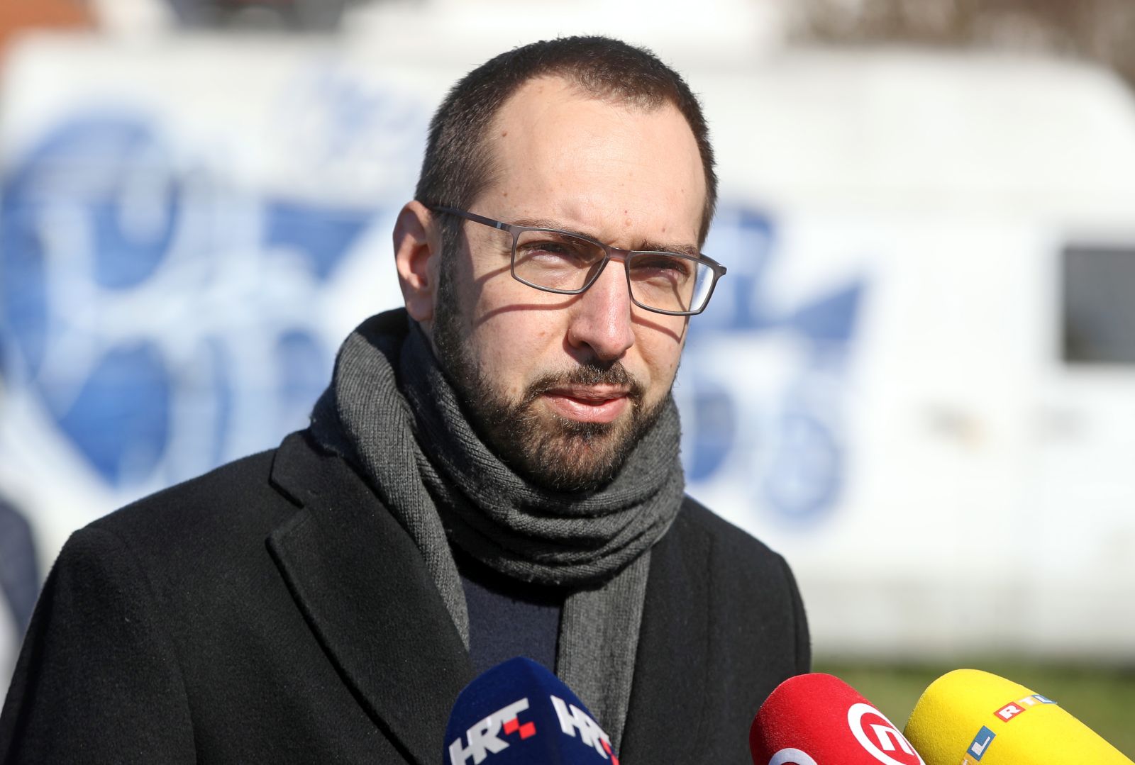 Zagreb, 06.03.2021 - Kandidat za zagrebaèkog gradonaèelnika Tomislav Tomaeviæ (Zagreb je na! i Moemo!) u subotu je upozorio na problem gradske èetvrti Trnje za koju tvrdi da je primjer urbanistièkog nereda s neureðenim prometnicama i loim sustavom odvodnje, a to æe, kae, promijeniti nakon izbora.
foto HINA/ Damir SENÈAR/ ds