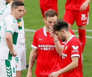 epa09057005 Sevilla's Spanish-Moroccan winger Munir El Haddadi (R) talks with Croatian midfielder Ivan Rakitic (C) during their LaLiga soccer match played Martinez Valero Stadium, in Elche, Spain, 03 March 2021.  EPA/Manuel Lorenzo