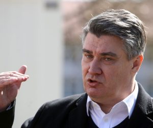 Petrinja, 08.03.2021 - Predsjednik Republike Hrvatske Zoran Milanovic nakon posjete Odsjeka u Petrinji Uciteljskoga fakulteta Sveucilita u Zagrebu, dao je izjavu za medije. Na slici Zoran Milanovic.
foto HINA/ Damir SENCAR/ ds