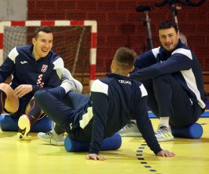 Zagreb, 8.3.2021 - Hrvatska muška seniorska reprezentacija odradila je prvi trening uoči kvalifikacijskog turnira za Olimpijske igre. Na slici Domagoj Duvnjak (desno).
Foto HINA/ Dario GRZELJ/ dag