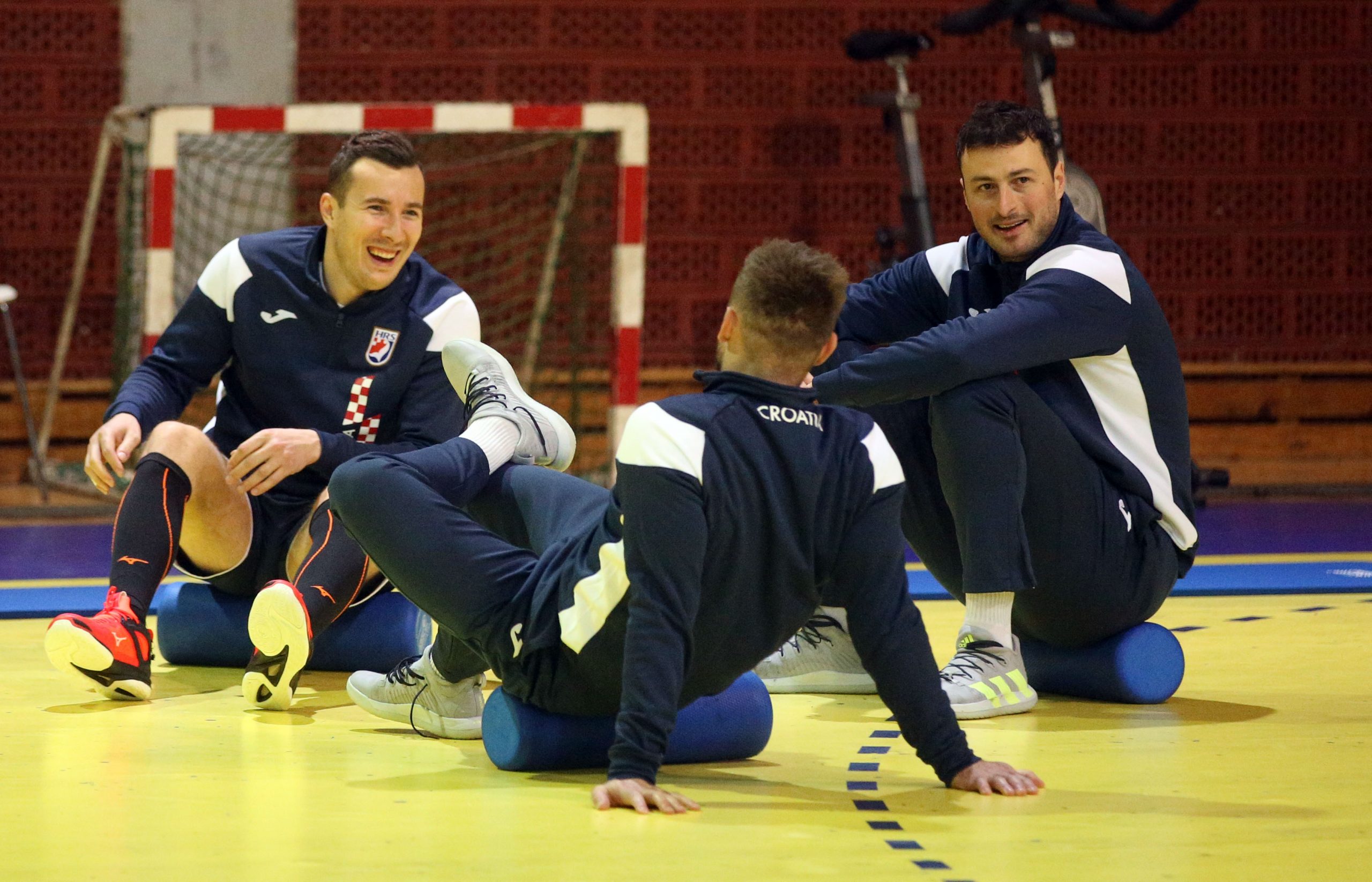 Zagreb, 8.3.2021 - Hrvatska muška seniorska reprezentacija odradila je prvi trening uoči kvalifikacijskog turnira za Olimpijske igre. Na slici Domagoj Duvnjak (desno).
Foto HINA/ Dario GRZELJ/ dag