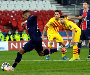 epa09066437 Paris Saint Germain's Kylian Mbappe scores the opening goal from the penaly spot during the UEFA Champions League round of 16 second leg soccer match between PSG and FC Barcelona at the Parc des Princes stadium in Paris, France, 10 March 2021.  EPA/YOAN VALAT