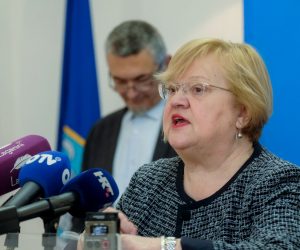 Zagreb, 12.03.2021 - Predsjednica Kluba gradskih zastupnika GLAS-a i HSU-a u zagrebačkoj Gradskoj skupštini Anka Mrak-Taritaš, te gradski zastupnici GLAS-a Sonja König i Stanko Kordić održali su konferenciju za novinare u povodu predstojeće sjednice Gradske skupštine.
Na fotografiji Anka Mrak-Taritaš,.
foto HINA/ Edvard ŠUŠAK/ es