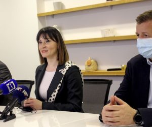 Virovitica, 12.03.2021. - Ministrica regionalnoga razvoja i fondova Europske unije Nataša Tramišak svečano je uručila 16 ugovora iz Programa održivog razvoja lokalne zajednice i Programa podrške regionalnom razvoju s područja Virovitičko-podravske županije. Na fotografiji župan Igor Andrović. ministrica Nataša Tramišak, gradonačelnik Ivica Kirin.
foto HINA/ ml