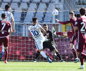 epa09073870 Inter’s Lautaro Martinez (C) in action during the Italian Serie A soccer match Torino FC vs FC Inter at the Olimpico Grande Torino stadium in Turin, Italy, 14 March 2021.  EPA/ALESSANDRO DI MARCO