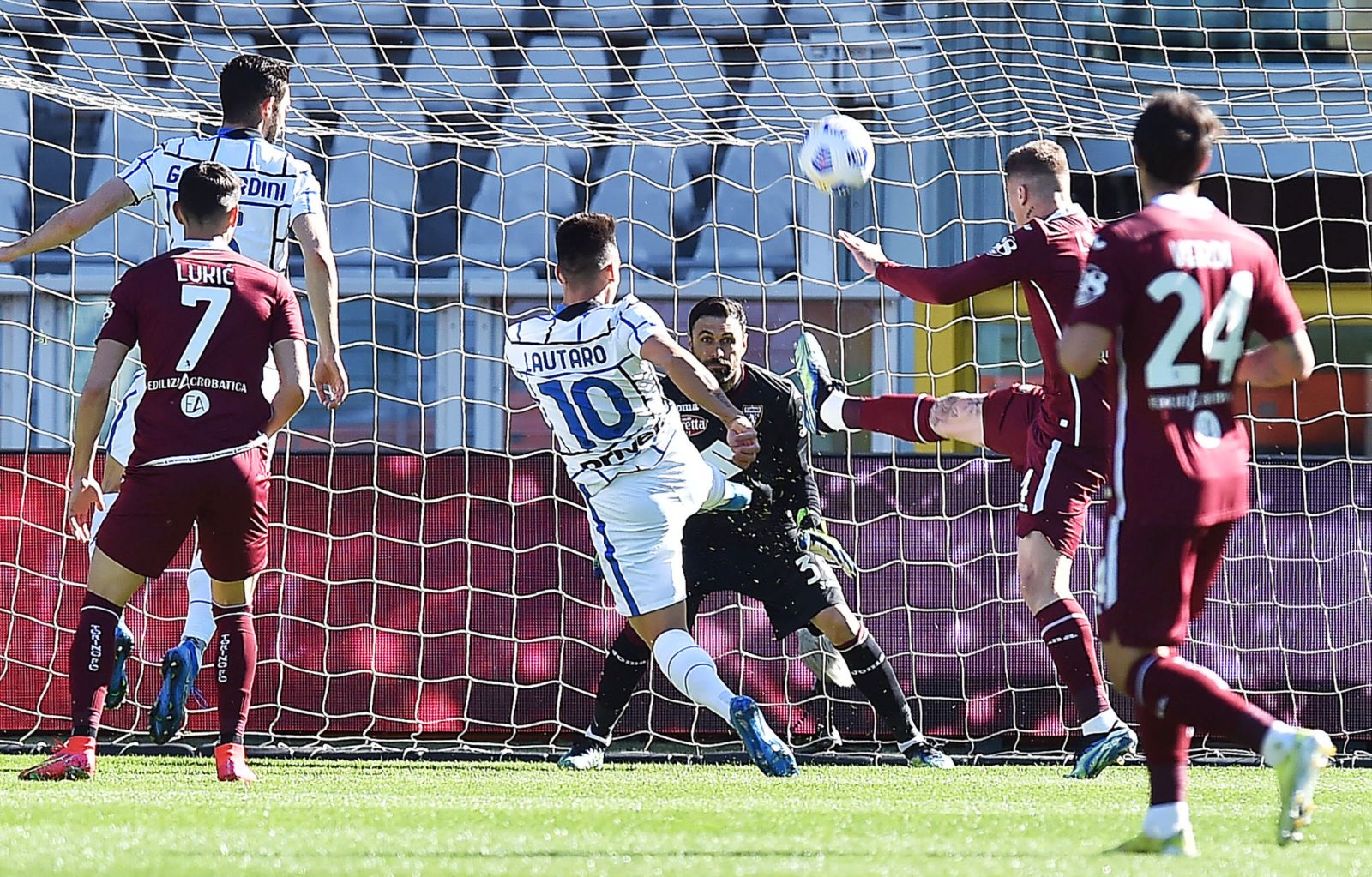 epa09073870 Inter’s Lautaro Martinez (C) in action during the Italian Serie A soccer match Torino FC vs FC Inter at the Olimpico Grande Torino stadium in Turin, Italy, 14 March 2021.  EPA/ALESSANDRO DI MARCO