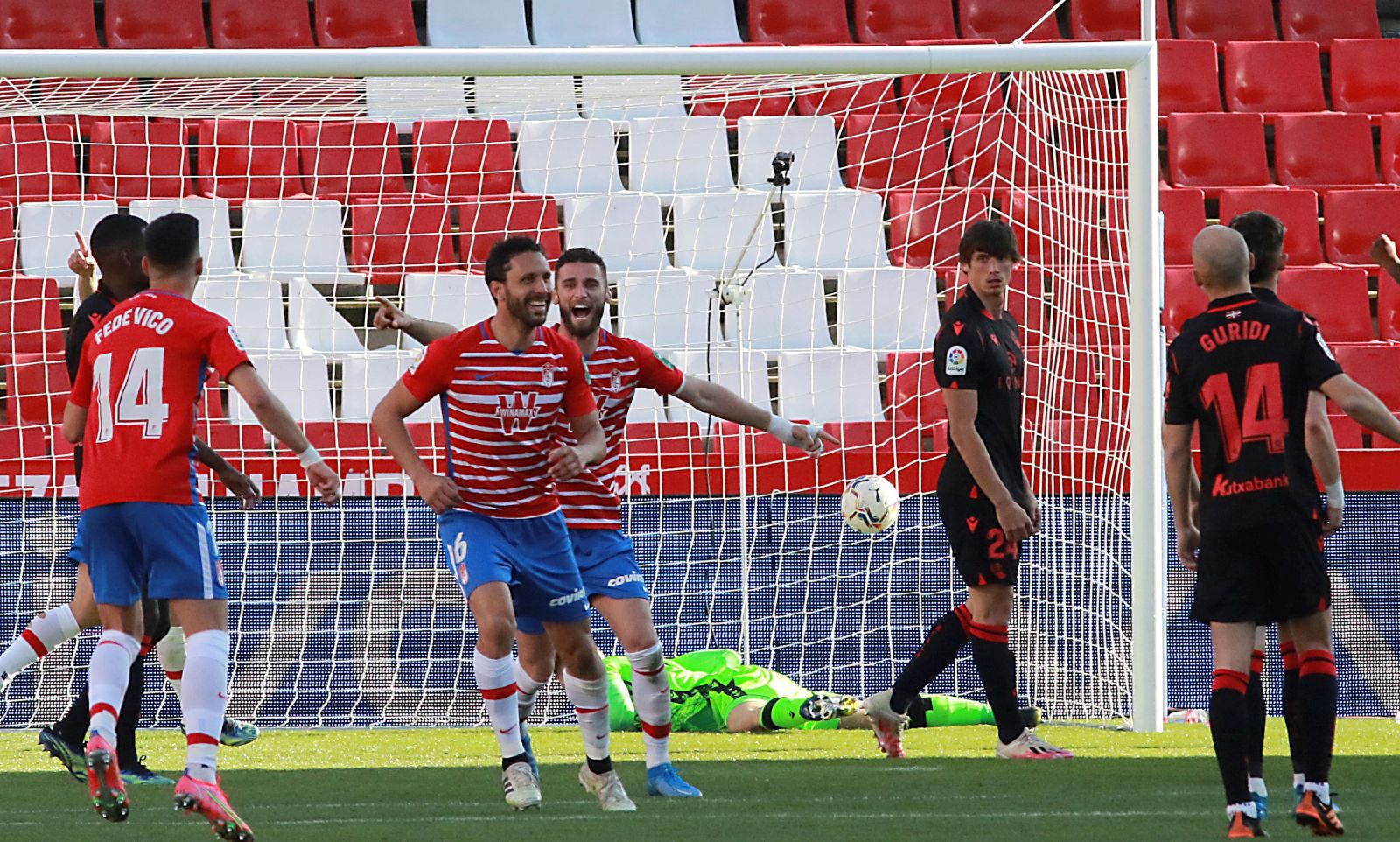 epa09074232 Granada's German Sanchez (C-L) celebrates with teammates after scoring the 1-0 lead during the Spanish La Liga soccer match between Granada CF and Real Sociedad in Granada, southern Spain, 14 March 2021.  EPA/Pepe Torres