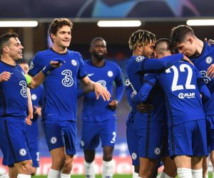 epa09080705 Hakim Ziyech (2-R) of Chelsea celebrates with teammates after scoring the 1-0 lead during the UEFA Champions League round of 16, second leg soccer match between Chelsea FC and Atletico Madrid in London, Britain, 17 March 2021.  EPA/NEIL HALL
