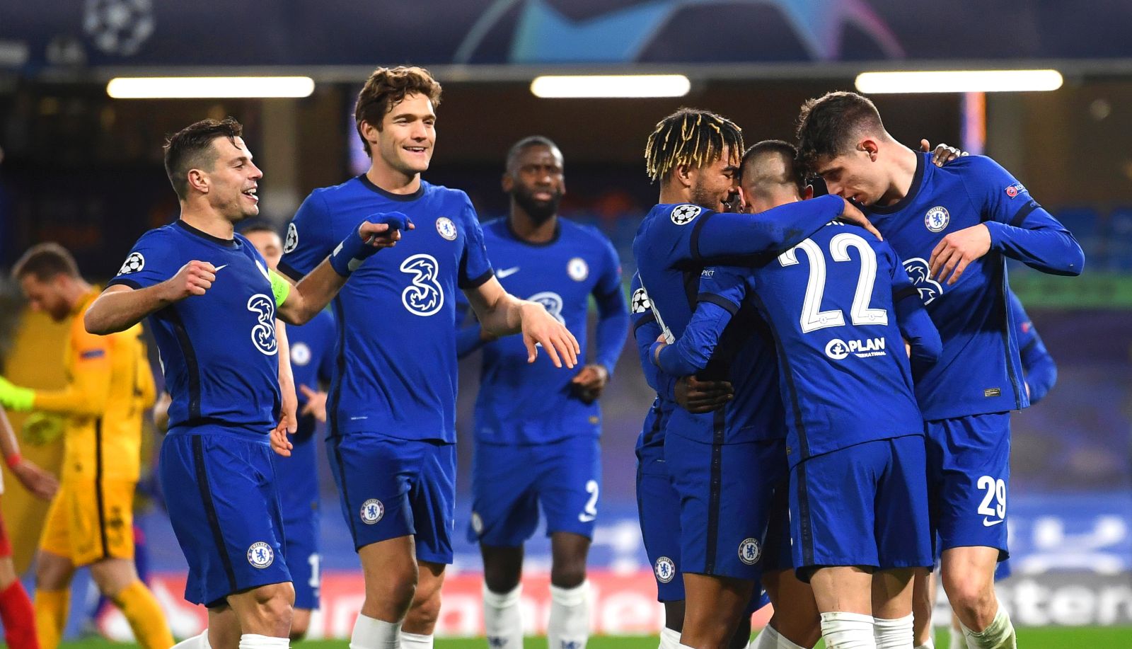 epa09080705 Hakim Ziyech (2-R) of Chelsea celebrates with teammates after scoring the 1-0 lead during the UEFA Champions League round of 16, second leg soccer match between Chelsea FC and Atletico Madrid in London, Britain, 17 March 2021.  EPA/NEIL HALL