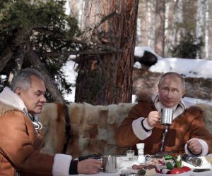 epa09087603 Russian President Vladimir Putin (R) and Defence Minister Sergei Shoigu spend their leisure time in the Siberian Federal District, Russia, 21 March 2021.  EPA/ALEXEI DRUZHININ / SPUTNIK / KREMLIN POOL MANDATORY CREDIT