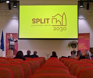 Split,22.03.2021 -  Konferencija za medije povodom uključivanja građana u proces izrade Strategije razvoja grada Splita do 2030. godine. Na slici Andro Krstulović Opara.
foto HINA/ Mario STRMOTIC/ ms