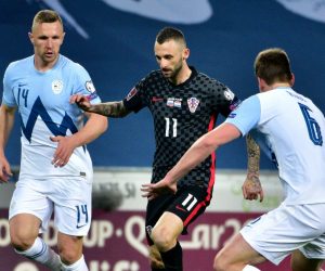 epa09094893 Marcelo Brozovic of Croatia (C) in action against Jaka Biol of Slovenia during the European Qualifiers for FIFA World Cup Qatar 2022 match between Slovenia and Croatia in Ljubljana, Slovenia, 24 March 2021.  EPA/IGOR KUPLJENIK