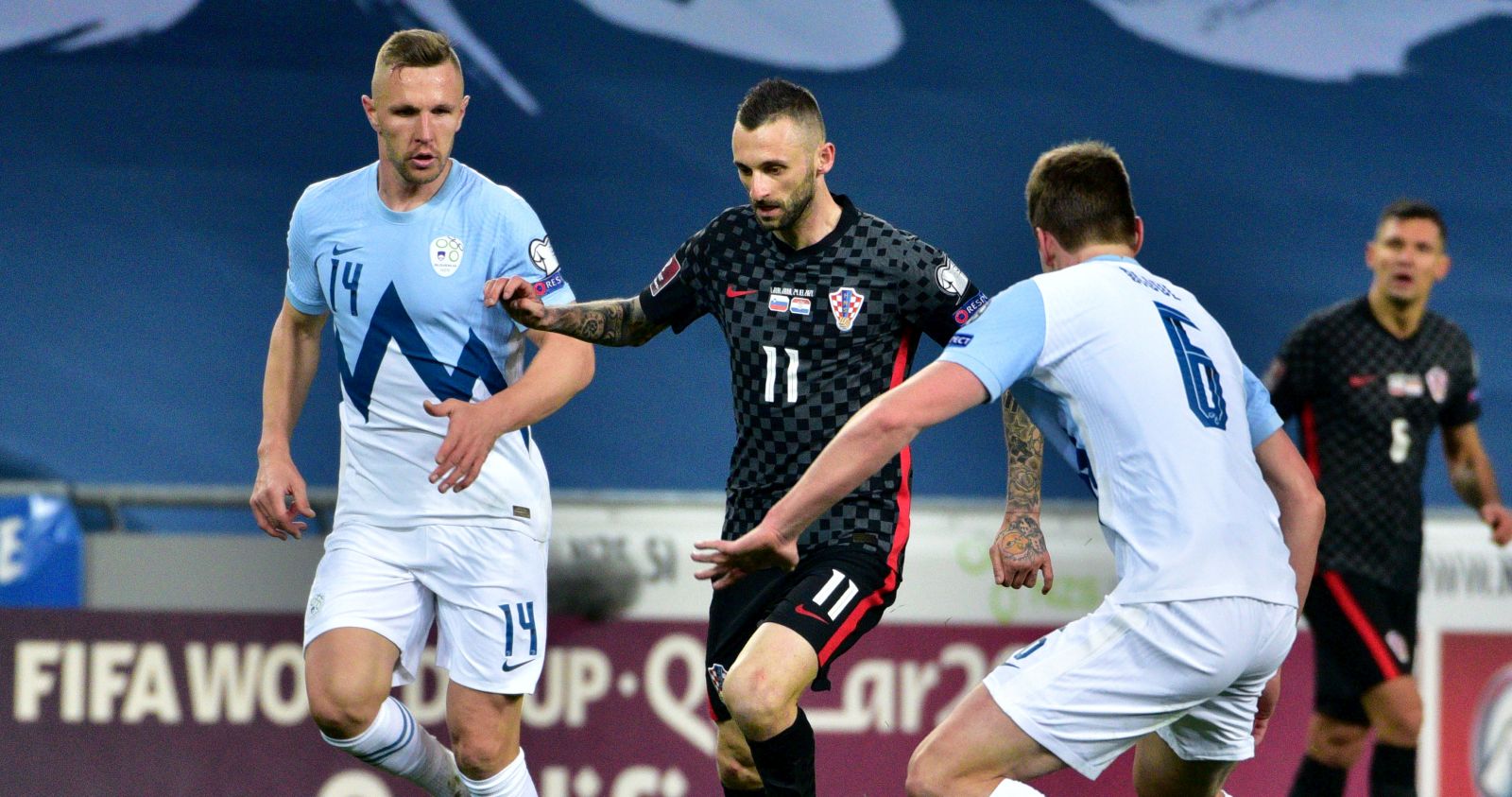 epa09094893 Marcelo Brozovic of Croatia (C) in action against Jaka Biol of Slovenia during the European Qualifiers for FIFA World Cup Qatar 2022 match between Slovenia and Croatia in Ljubljana, Slovenia, 24 March 2021.  EPA/IGOR KUPLJENIK