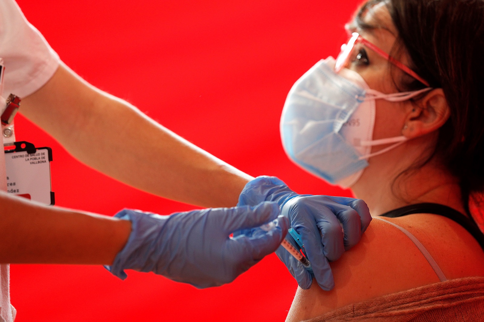 epa09099960 A health worker injects a dose of the AstraZeneca vaccine against COVID19 to a teacher, in Valencia, eastern Spain, 26 March 2021. Spain resumed the use of this vaccine after a 10-day-long pause in its administration after reports stated the vaccine could be associated with an increase in the risk of blood clotting disorders, doubts that were finally ruled out by the European Union's medicines regulator that declared the vaccine as safe.  EPA/Manuel Bruque