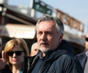 Zagreb, 27.3.2021.- Kandidat za gradonaèelnika Zagreba i predsjednik Domovinskog pokreta Miroslav koro druio se s graðanima na trnici Trenjevka i dijelio maslinove granèice uoèi blagdana Cvjetnice. Na slici Miroslav koro daje izjavau za medije. 
foto HINA/ Lana SLIVAR DOMINIÆ/ ua