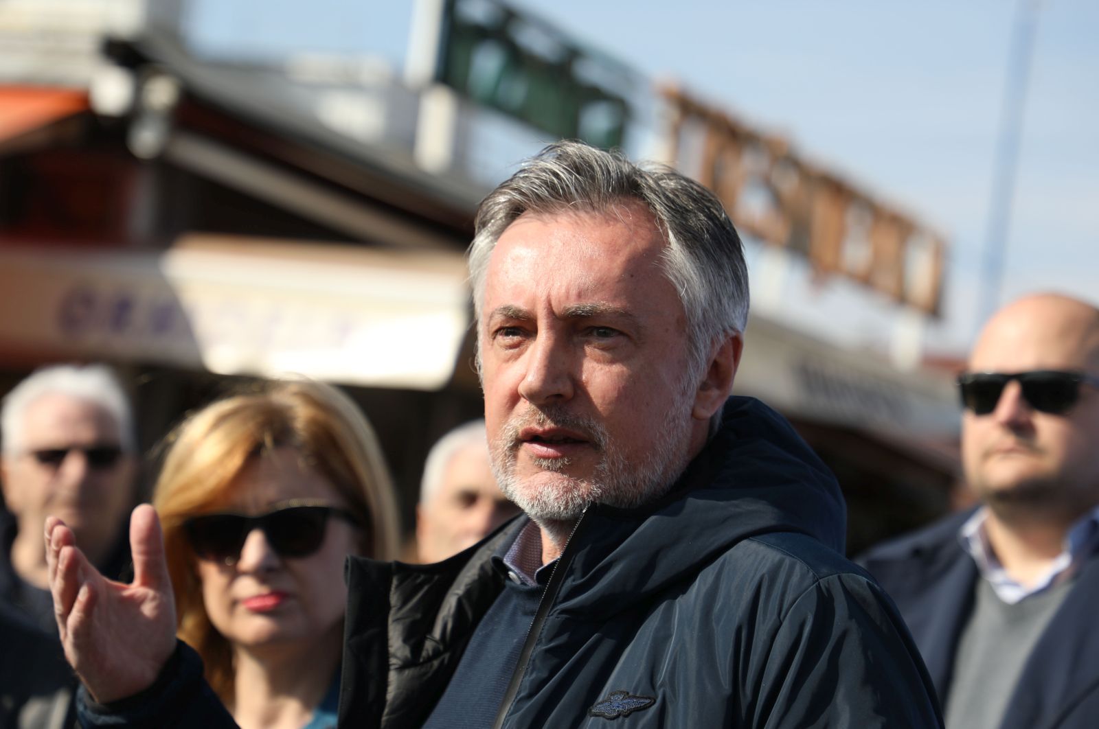 Zagreb, 27.3.2021.- Kandidat za gradonaèelnika Zagreba i predsjednik Domovinskog pokreta Miroslav koro druio se s graðanima na trnici Trenjevka i dijelio maslinove granèice uoèi blagdana Cvjetnice. Na slici Miroslav koro daje izjavau za medije. 
foto HINA/ Lana SLIVAR DOMINIÆ/ ua