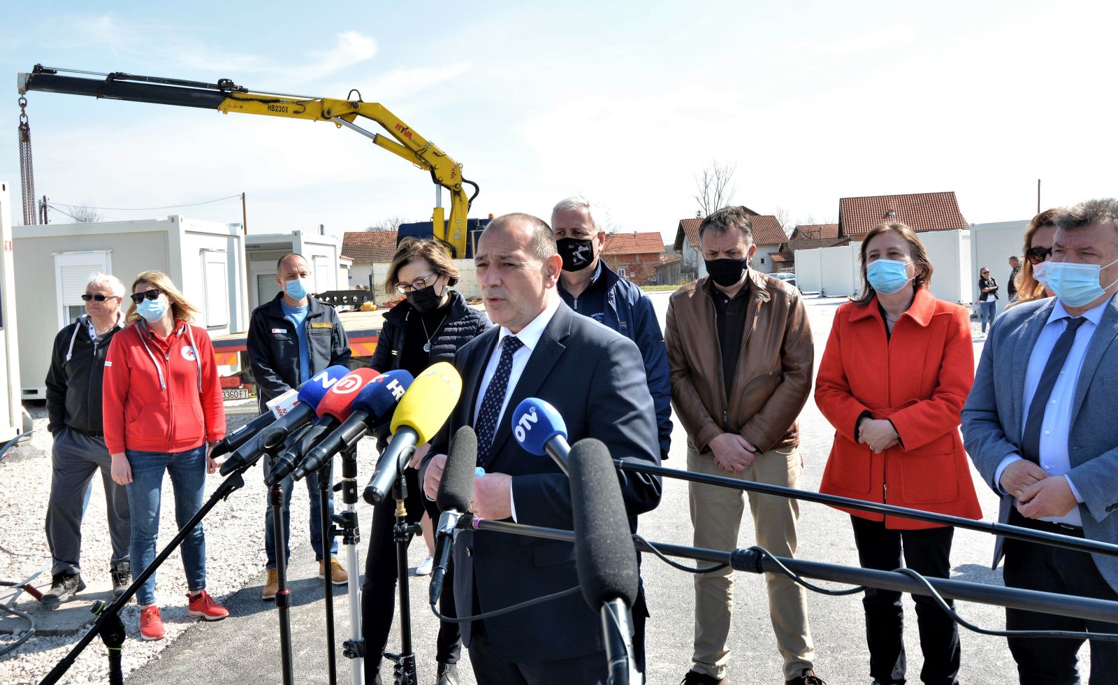 Glina, 27.3.2021.- Na podruèju Gline zavreno je postavljanje kontejnerskog naselja "Mali dom" od 38 stambenih kontejnera. Na slici potpredsjednik Vlade i ravnatelj Stoera za saniranje posljedica potresa Tomo Medved. 
foto HINA/ Mladen VOLARIÆ/ ua