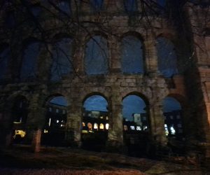 Pula, 27.3.2021.- Vie od 60 hrvatskih gradova i mjesta ugasilo je u subotu u 20,30 sati javnu rasvjetu u svojim sreditima za "Sat za planet Zemlju", globalnu akciju Svjetske organizacije za zatitu prirode WWF-a posveæenu podizanju svijesti o tetnosti klimatskih promjena. Na slici Arena u Puli. 
foto HINA/ Daniel SPONZA/ ua
