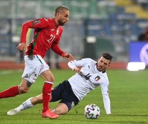 epa09103627 Bulgaria's Momchil Tsvetanov (L) in action with Italy's Alessandro Florenzi (R) during the FIFA World Cup 2022 qualifying soccer match between Bulgaria and Italy in Sofia, Bulgaria, 28 March 2021.  EPA/VASSIL DONEV