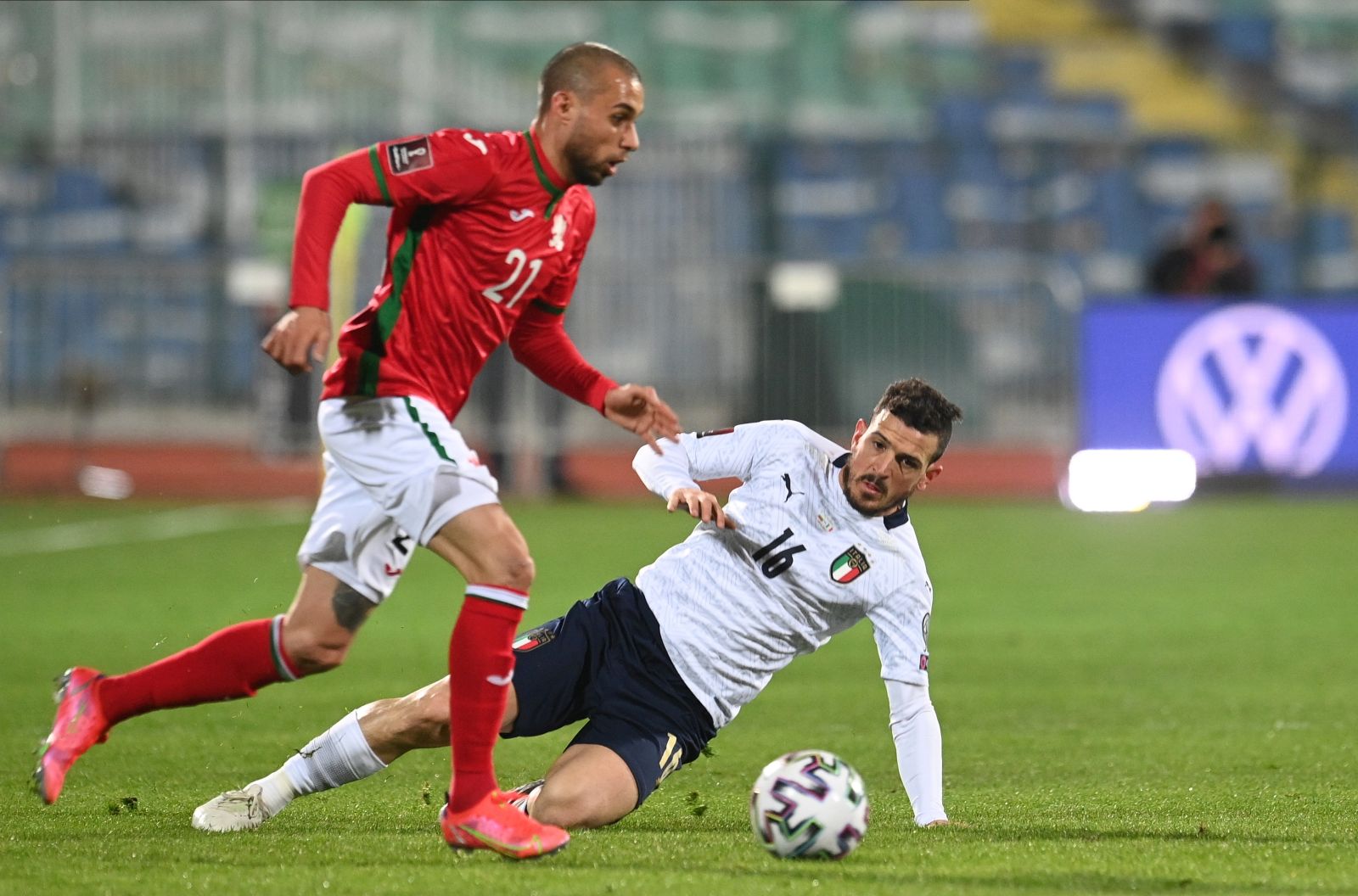 epa09103627 Bulgaria's Momchil Tsvetanov (L) in action with Italy's Alessandro Florenzi (R) during the FIFA World Cup 2022 qualifying soccer match between Bulgaria and Italy in Sofia, Bulgaria, 28 March 2021.  EPA/VASSIL DONEV