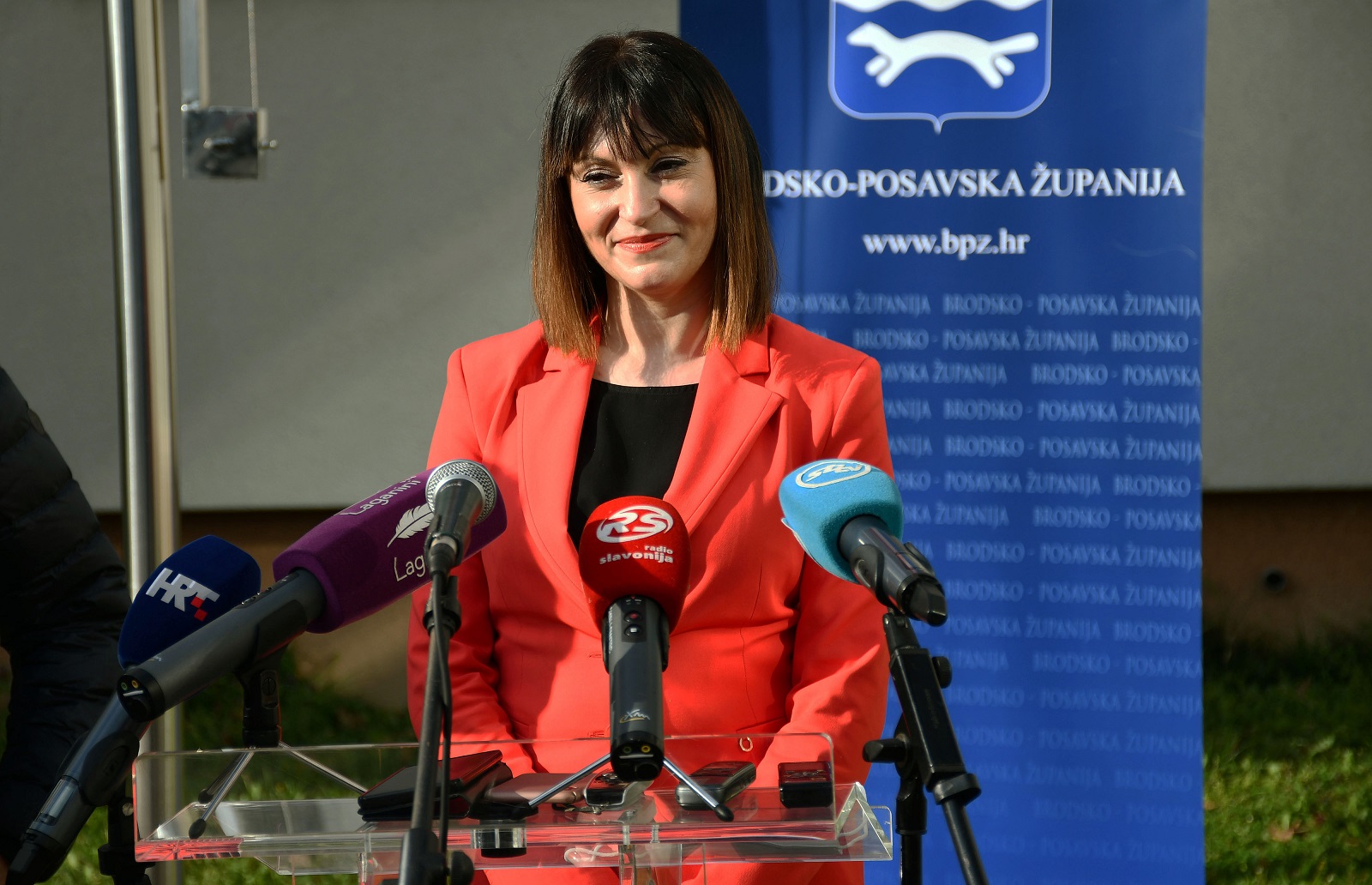 Slavonski Brod, 29.03.2021.- Ministrica regionalnog razvoja i fondova Europske unije Natalija Tramiak uruèila  je u ponedjeljak u Slavonskom Brodu ugovore za 30 projekata financiranih iz Programa odrivog razvoja lokalne zajednice i Programa razvoja brdsko-planinskih podruèja. 
foto HINA/ ua