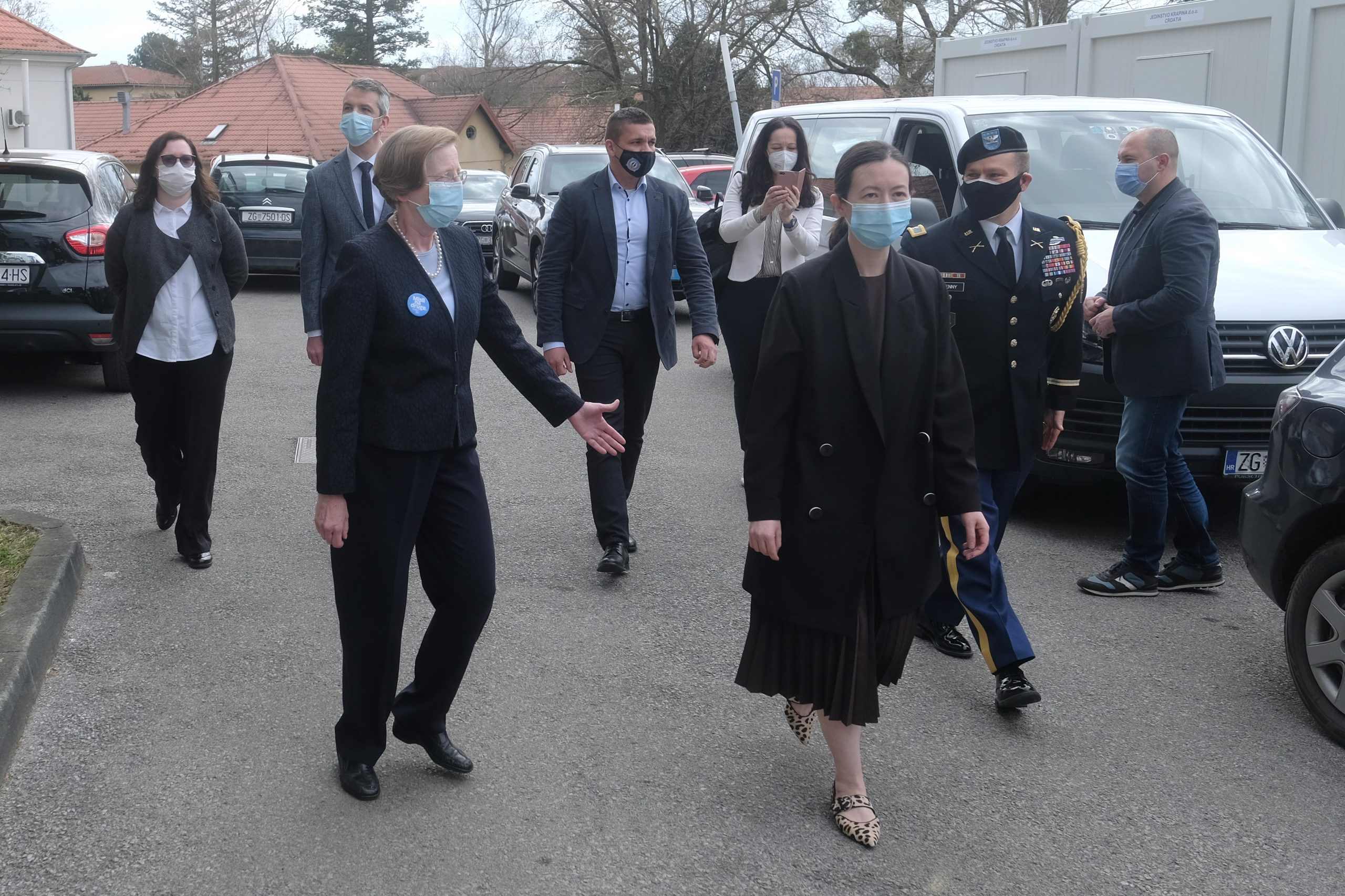 Zagreb, 30.03.2021. - Veleposlanstvo Sjedinjenih Američkih Država u Republici Hrvatskoj doniralo je Klinici za infektivne bolesti "Dr. Fran Mihaljević" vrijednu opremu.
Na fotografiji Alemka Markotić, Victoria Taylor.
foto HINA/ Edvard ŠUŠAK/ es