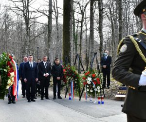 Plitvièka Jezera, 31.03.2021 - Predsjednik Republike Zoran Milanoviæ poloit æe vijenac ispred Spomen obiljeja Josipu Joviæu, prvom hrvatskom redarstveniku poginulom u Domovinskom ratu, u prigodi obiljeavanja 30. obljetnice akcije "Plitvice"  foto HINA/ Ured predsjednika RH/ Marko BELJAN/ ik
