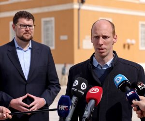 Zadar, 31.03.2021. - Konferencija za medije Pedje Grbina, predsjednik SDP-a i Marka Vucetica, kandidata za gradonacelnika Zadra na predstojecim lokalnim izborima. Na slici: Daniel Radeta, Foto HINA/Zvonko KUCELIN