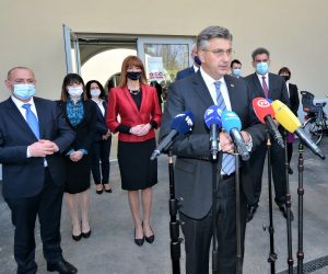 Karlovac, 31.03.2021. - Uručenje 4 ugovora u vrijednosti 200 milijuna kuna od čega je 155 milijuna kuna sufinancirano bespovratnim sredstvima EU fonda za regionalni razvoj u Atriju znanja Veleučilišta u Karlovcu. Dva ugovora odnose se na kino Edison, jedan ugovor odnosi se na Nikola Tesla Experience Centar, a jedan ugovor se odnosi na obnovu vrelovoda sustava gradske toplane i korištenje termalne energije. Na fotografiji Tomo Medved, Andrej Plenković.
foto HINA/ Mladen VOLARIĆ/ mv