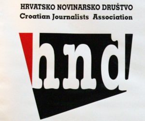 Zagreb, 17.01.2013 - (Ilustracija) Hrvatsko novinarsko drutvo (HND) izrazilo je danas zabrinutost i iznenaðenost vijeæu da je Vrhovni sud ukinuo pravomoænu presudu kojom je otkaz bivoj pomoænici glavnog urednika Slobodne Dalmacije Natai karièiæ proglaen nezakonitim te je predmet vratio na ponovno suðenje. Arhivska fotografija od 25.11.2011. prikazuje logo Hrvatskog novinarskog drutva. 
foto FaH/ Hrvoje UÈKO/ ik